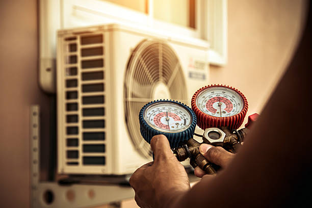 Professional Hvac technician working in Comstock Park, MI